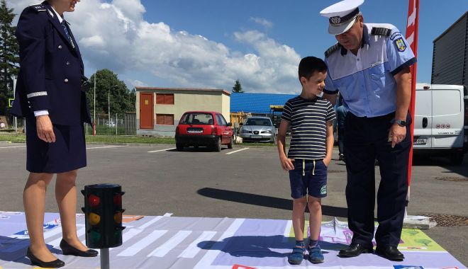 Polițiștii constănțeni, activități dedicate elevilor din patru școli gimnaziale - politisti-1570005259.jpg