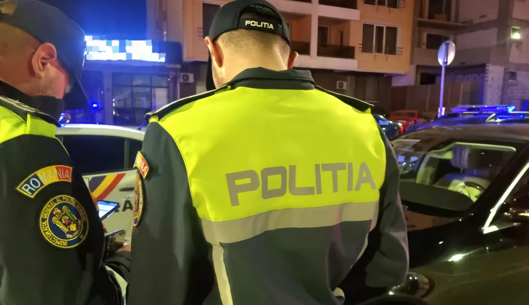 A crezut că scapă! Bărbat prins conducând fără permis, pe bulevardul Mamaia - politisti-spate-noapte1-1771150500.webp