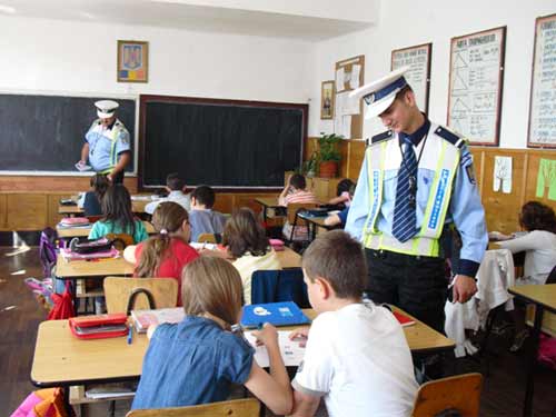 Polițiștii, alături de elevi în noul an școlar - politistialaturi-1568051560.jpg