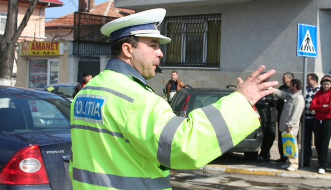 Polițiștii ar putea primi mai mulți bani - politistiarputeaprimimaimultiban-1386182775.jpg