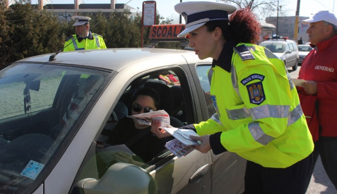 Polițiștii constănțeni au dăruit flori femeilor cu ocazia Mărțișorului - politistiaudaruitflori-1362160819.jpg