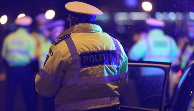 Poliţişti bătuţi de doi bărbaţi şi două femei, supăraţi că le-a fost stricată petrecerea