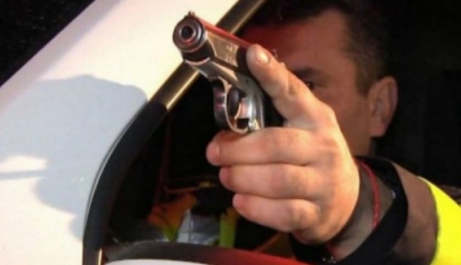 Focuri de armă și un polițist luat pe capotă. Șoferul a fugit de la locul faptei - politistifocuridearmaploiesti710-1509315151.jpg