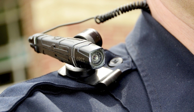 Polițiștii vor fi dotați cu camere și microfoane atașate uniformei. 