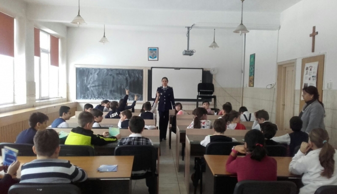 Polițiștii, discuții cu elevii  de gimnaziu despre droguri și bătăi - politistii-1484673082.jpg