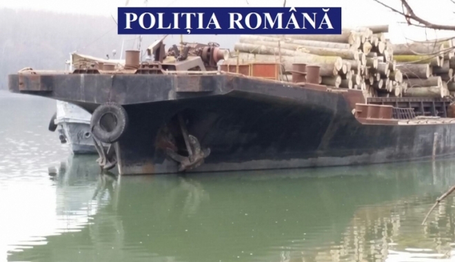Polițiștii din Constanța au confiscat o navă șlep plină cu lemne - politistii-1485449813.jpg