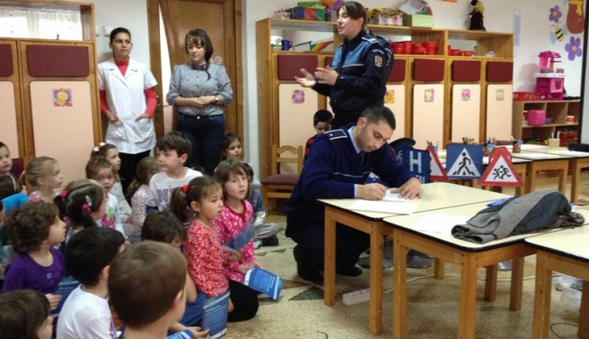 Polițiștii din Constanța, dialog cu copii din mai multe grădinițe - politistii-1495981405.jpg