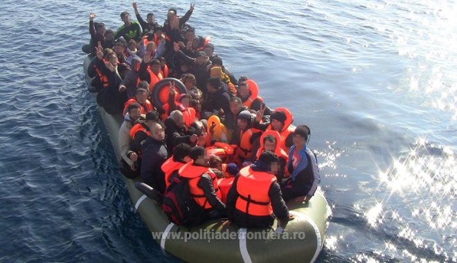Polițiștii de frontieră români au salvat peste 50 de persoane, în Marea Egee - politistii-1507467178.jpg