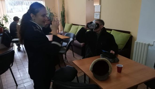 Polițiștii sfătuiesc vârstnicii cum să se ferească de hoți - politistii-1579293461.jpg