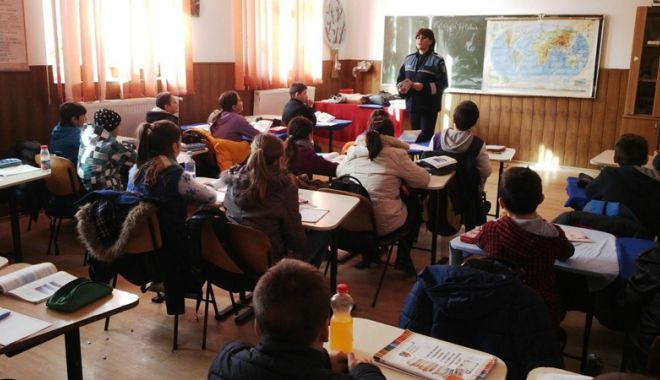 Elevi din Constanța, față în față cu polițiștii! Ce le-au spus oamenii legii școlarilor - politistii1487511363-1549977624.jpg