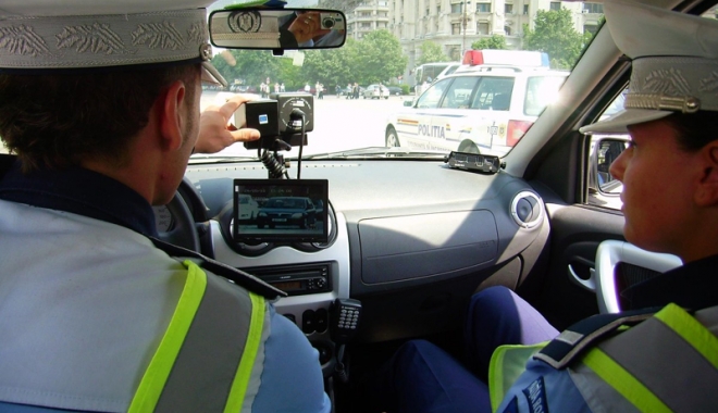Polițiștii rutieri, spectatori la circul de pe șosele. 