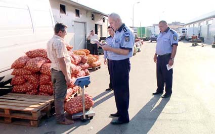 Polițiștii au descins  în piața din Mangalia - politistiiaudescinsmangalia-1406655215.jpg