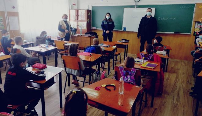 Poliţiştii constănţeni, activităţi preventive în şcoli şi centre de plasament - politistiiconstanteni-1614607148.jpg