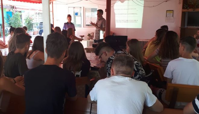 Polițiștii constănțeni, în vizită la elevii sosiți în vacanță la Costinești - politistiiconstanteniinvizita-1564083687.jpg