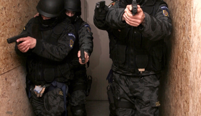 Polițiștii dau cu Legea armelor de pământ: 