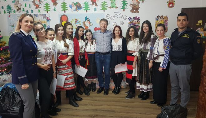 Polițiștii de frontieră l-au ajutat pe Moș Crăciun să ajungă la copiii din satul Vâlcelele - politistiidefrontiera3-1544973138.jpg