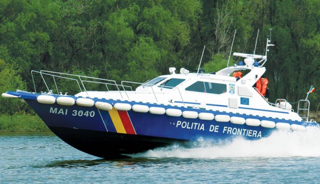 Iaht sub pavilion Germania, eșuat pe Dunăre, la Cernavodă - politistiidefrontieraausalvatdoi-1348748386.jpg