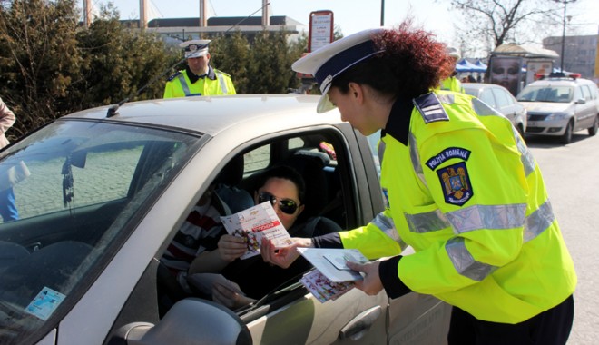 Polițiștii împart  mărțișoare cu sfaturi - politistiiimpartmartisoarecusfat-1393614923.jpg