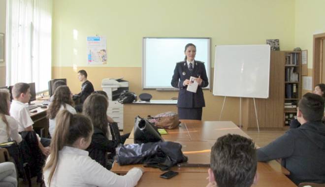 Polițiștii, în vizită la Colegiul Pedagogic 