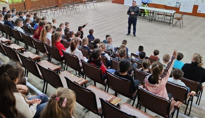 Poliţiştii, la Liceul "Lucian Blaga". Sfaturi pentru micii pietoni