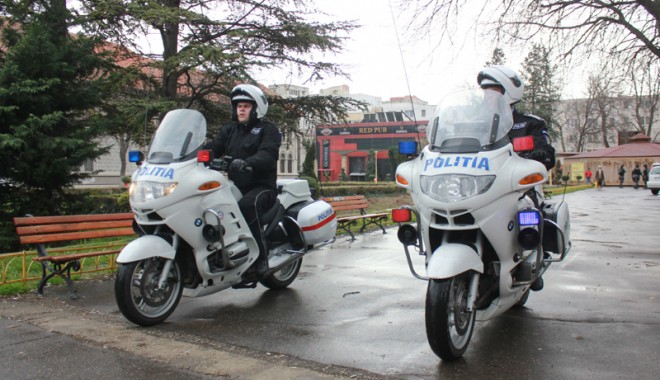 Polițiștii mascați au făcut spectacol în centrul Constanței - politistiimascatiaufacutspectaco-1395763494.jpg