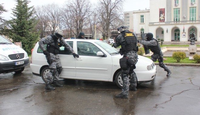 Polițiștii mascați au făcut spectacol în centrul Constanței - politistiimascatiaufacutspectaco-1395763531.jpg