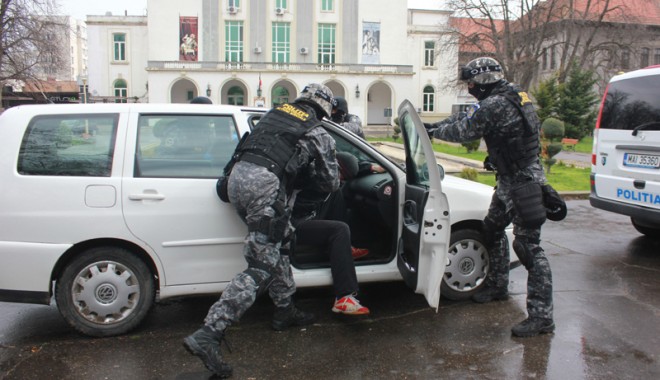 Polițiștii mascați au făcut spectacol în centrul Constanței - politistiimascatiaufacutspectaco-1395763536.jpg
