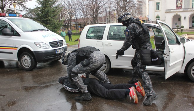 Polițiștii mascați au făcut spectacol în centrul Constanței - politistiimascatiaufacutspectaco-1395763542.jpg