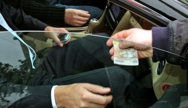 Polițiștii prinși în timp ce luau mită, suspendații din funcții - politistiiprinsiintimpceluaumita-1386869522.jpg