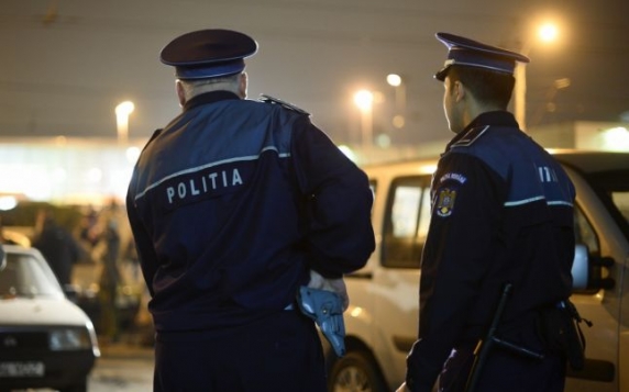 Un individ ce tâhărea femeile din Constanța, furându-le poșetele, prins de polițiști - politistinoaptea-1550130823.jpg