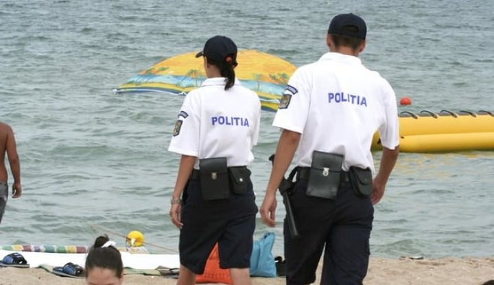 Un bărbat de 37 de ani a fost reținut de polițiști, după ce a furat o geantă de pe plajă - politistiplaja456444001751121891-1755954199.jpg
