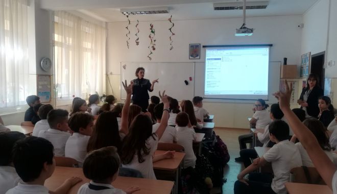 Pericolul sex-tingului, prezentat de polițiști elevilor - politistiprevenire20oct-1571601489.jpg