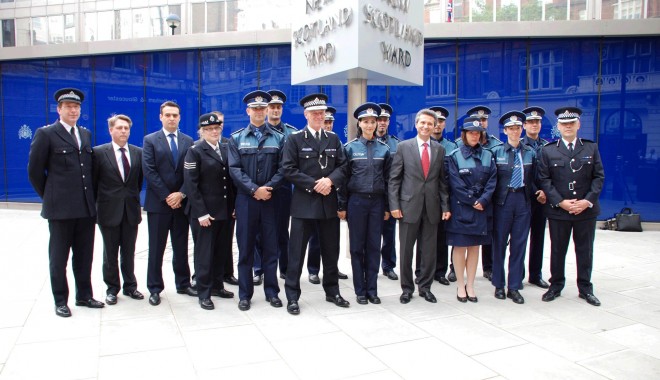Polițiștii români aflați în misiune la Londra, primiți de șeful Metropolitan Police - politistiromanimisiunelondra-1342595203.jpg