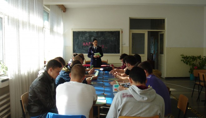 Polițiștii de la Ordine Publică, vizitați de elevi - politistiscoalaaltfel-1397045204.jpg