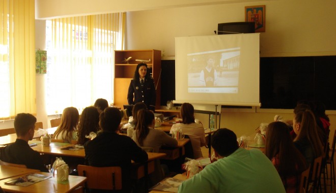 Lecții predate de polițiștii criminaliști din Constanța - politistiscoalaaltfel-1397133795.jpg
