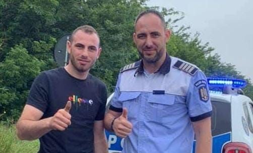 Eroi în uniformă. Doi polițiști de la Crucea au sărit în ajutorul unor turiști din Iași - politistlaudat2-1625592464.jpg