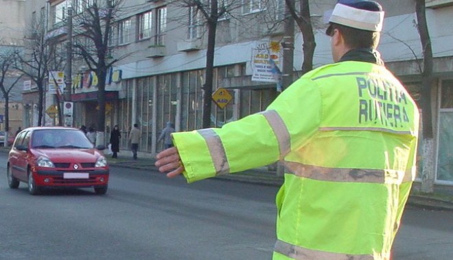 Infractori condamnați la închisoare, depistați de polițiști - politistpolitiarutiera-1321626122.jpg