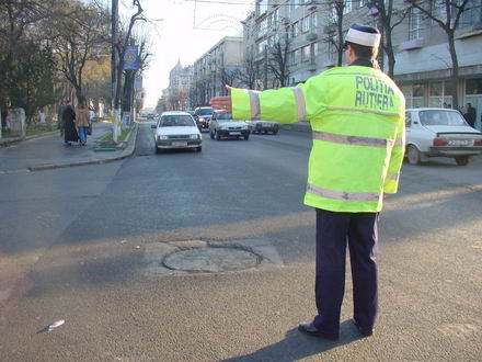 Trei persoane rănite într-un accident rutier petrecut în intersecția de la City Park Mall - politistpolitiarutiera-1350215818.jpg