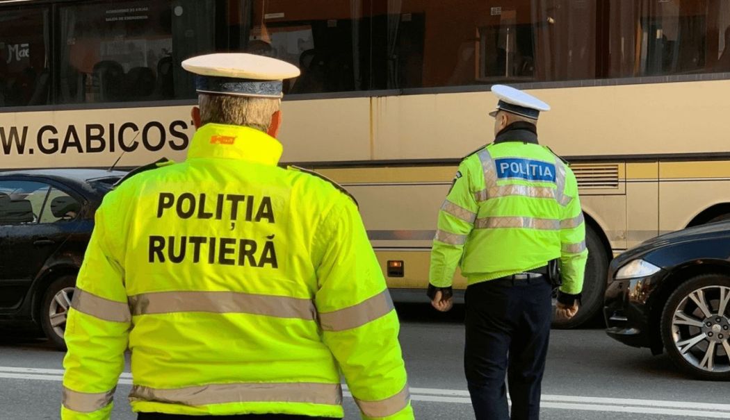 Poliţistul rutier care aducea maşini din străinătate, le vindea pe piaţa second-hand şi înscena accidente pentru bani a fost reţinut - politistul-samsar-1731605794.jpg