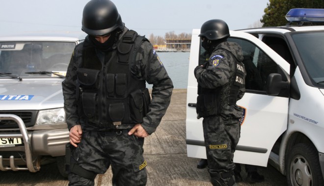 Polițistul mascat care a lovit un coleg este în concediu medical - politistulmascatcarealovituncole-1393615502.jpg
