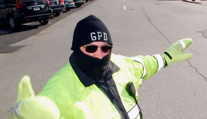 Polițistul zgribulit - politistulzgribulit-1526213100.jpg
