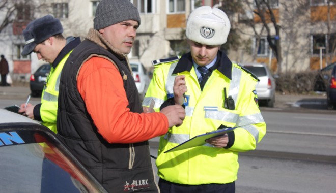 Ce obligații are polițistul rutier atunci când te oprește în trafic - politsitipozabuna-1357930004.jpg