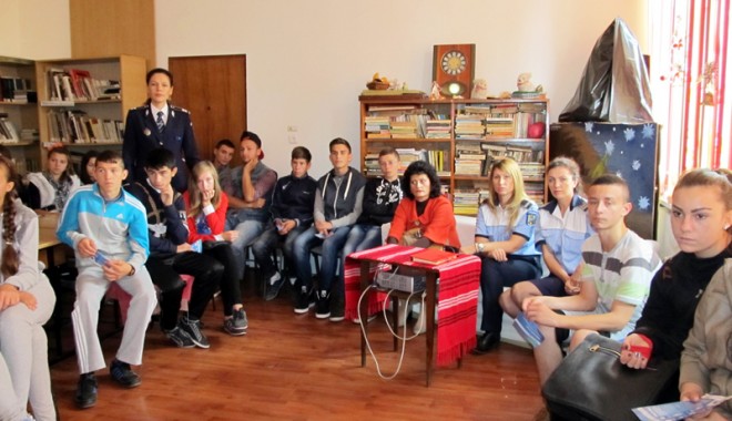 Polițiștii au împânzit școlile și liceele din Constanța - politstiiauimpanzitscolilicee-1412352245.jpg