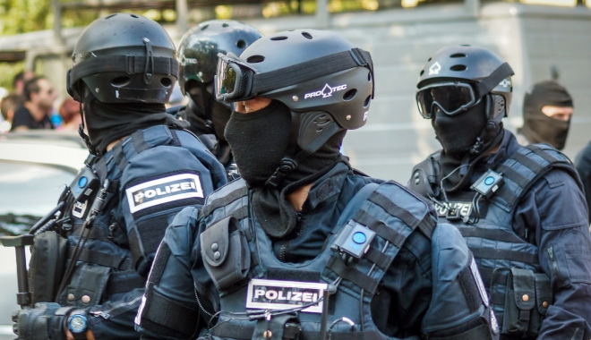 Bărbat bănuit că pregătea un atac cu o bombă artizanală, arestat - polizei-1487860198.jpg