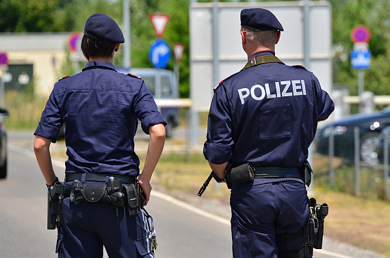 ATAC ARMAT ÎN AUSTRIA. MAI MULȚI MORȚI ȘI RĂNIȚI - polizeicobramitsturmgewehrstgsym-1463908238.jpg
