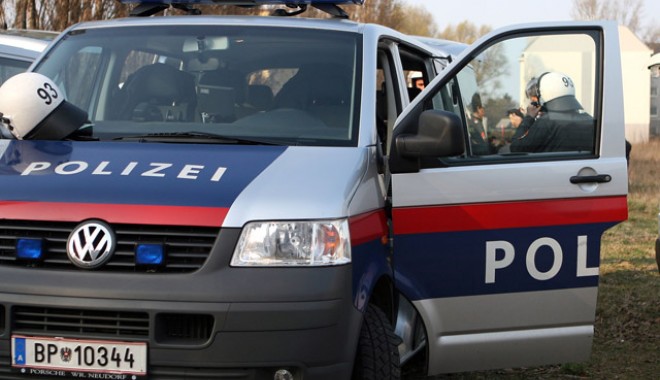 Români contaminați cu substanțe radioactive, descoperiți la granița dintre Austria și Ungaria - poliziaaustria-1367823760.jpg
