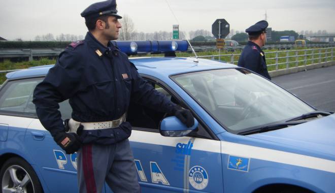 Accident teribil! Camion răsturnat pe autostradă, peste o mașină - poliziastradale-1432239734.jpg