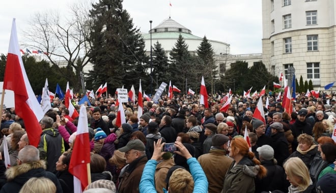 Polonia: Zeci de mii de persoane au protestat la Varsovia contra reformei invatamantului - polonia-1479580928.jpg