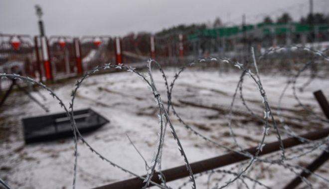 Polonia a ridicat un gard permanent pe 60 de kilometri din frontiera sa cu Belarusul - poloniagard-1652004150.jpg