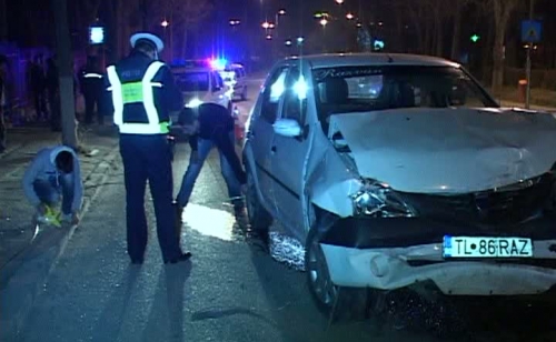 Un polițist a intrat cu mașina într-un autobuz plin cu pasageri - poltulcea27138000-1332315357.jpg